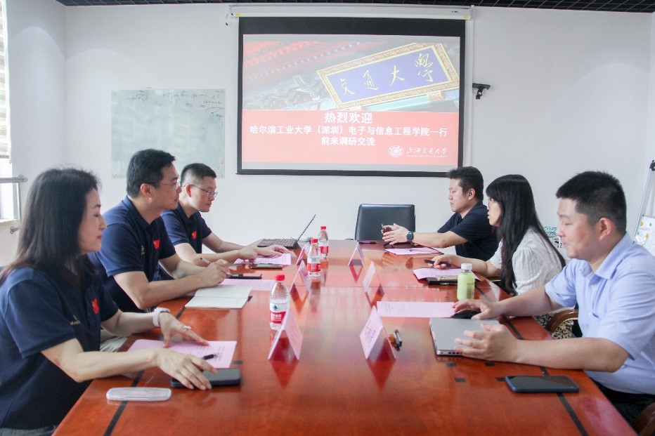 图1：微纳电子学系党总支书记金晶致欢迎辞.jpg