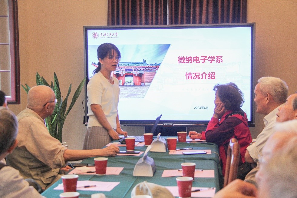 图3：系党总支书记金晶介绍微纳电子学系概况.jpg