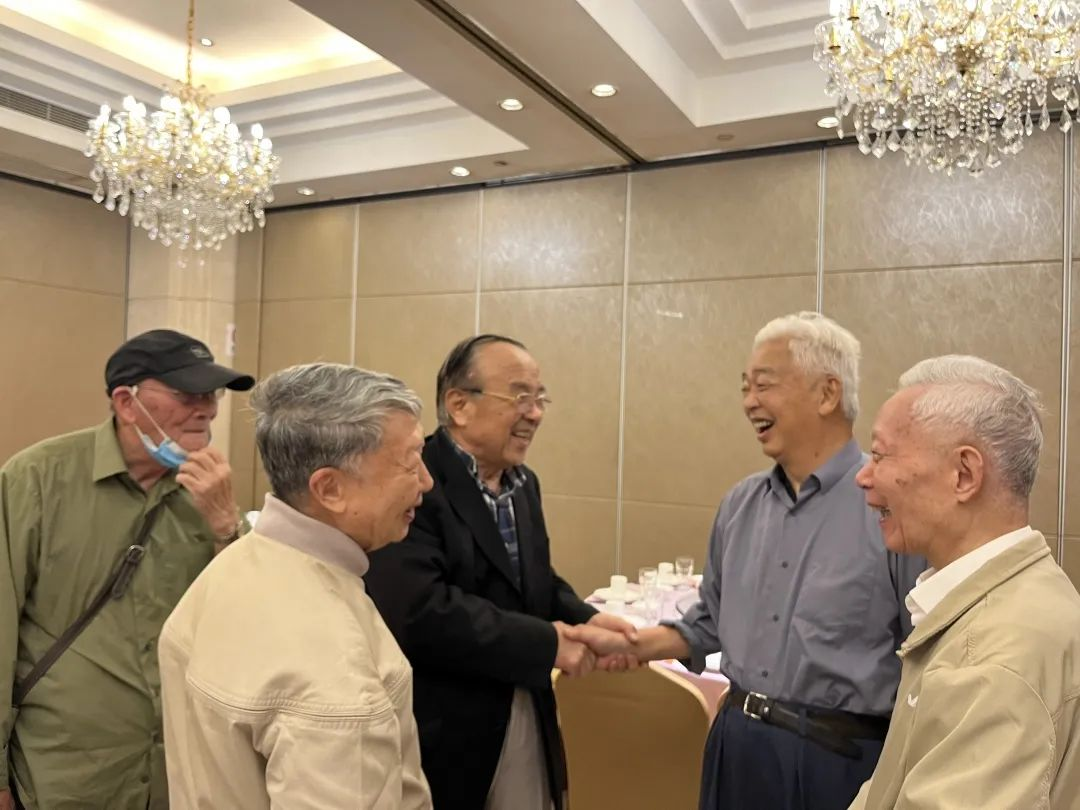 图5图4老教师们亲切攀谈、共叙旧情.png