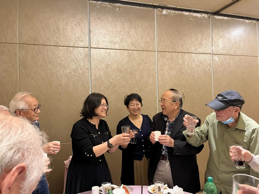 图2陶书记向所有老领导、老教师们表示感谢.png