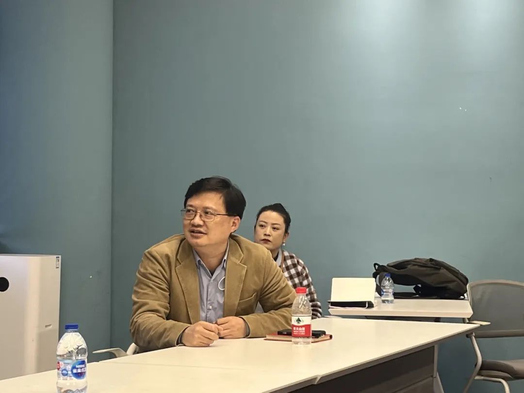 图9老师们展开热烈探讨.jpg