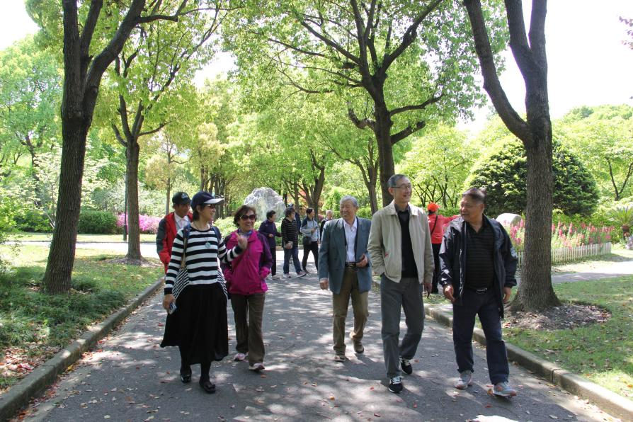 图片7：退休教师游览植物园.jpg