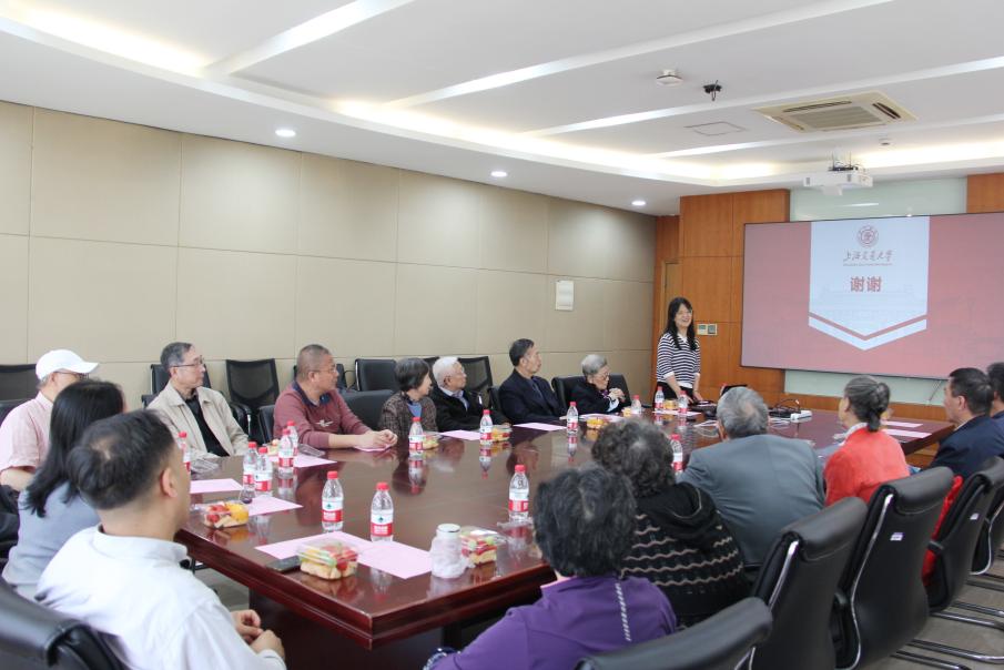 图片5：系党总支书记金晶与退休教师交流.jpg