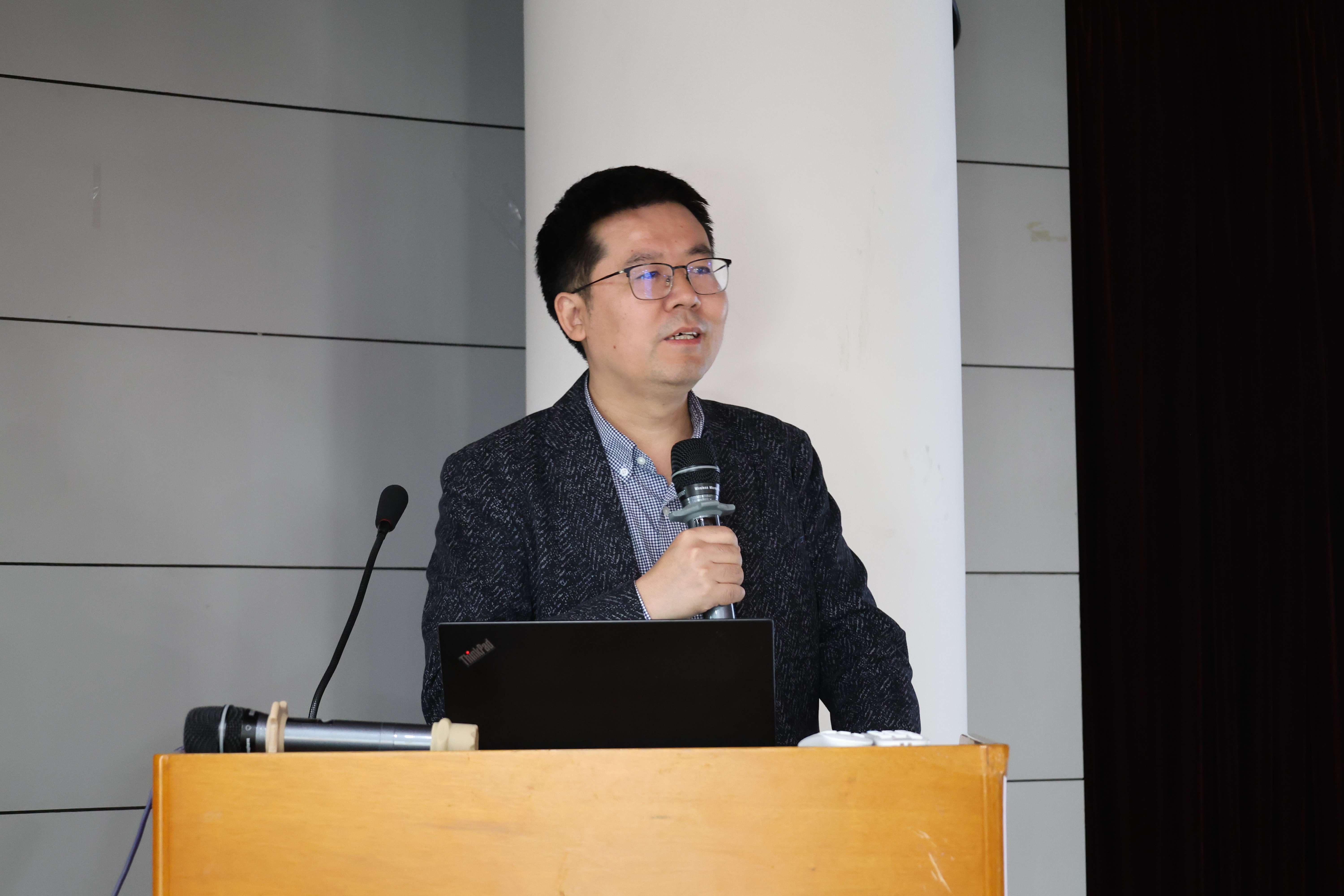 图2-中国自动化学会青年工作委员会主任贺威致辞.jpg