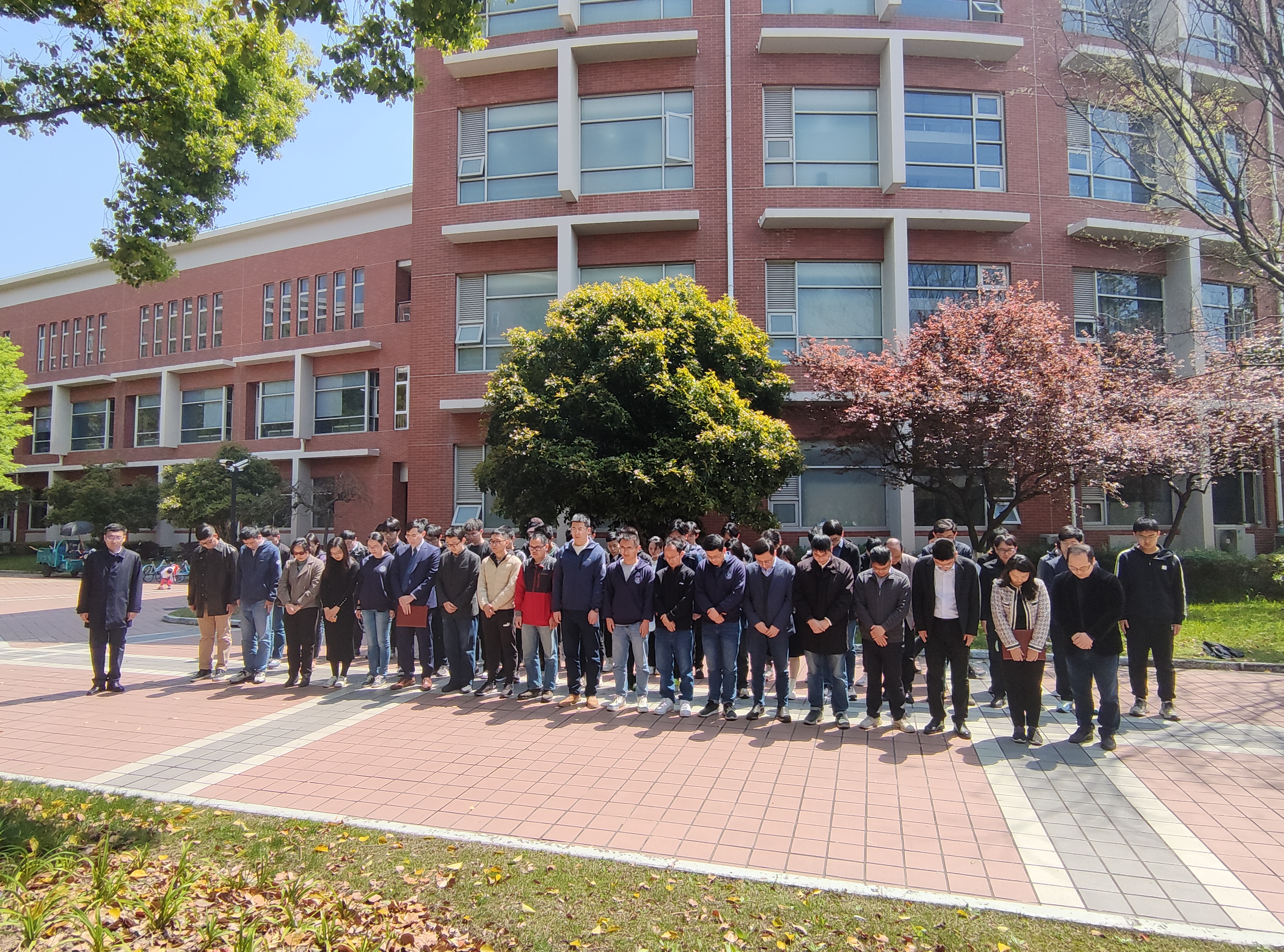 图片6-全体人员静默缅怀张先生.jpg 图片6-全体人员静默缅怀张先生.jpg